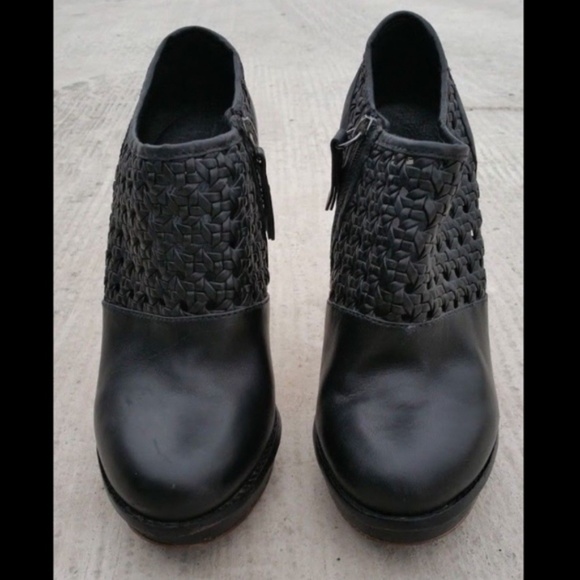 SOLD Ugg Sz 9.5 9 Leather Ankle High 4.5" Bootie - Picture 2 of 8